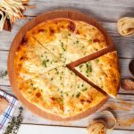 Ei leivontaa eikä uunia: khachapuri raejuustolla pannulla 10 minuutissa